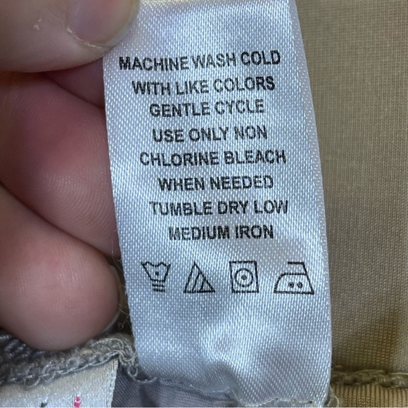 Rumor Has It, Maternity Cargo Capris. Size Medium. In excellent condition! - Picture 6 of 6